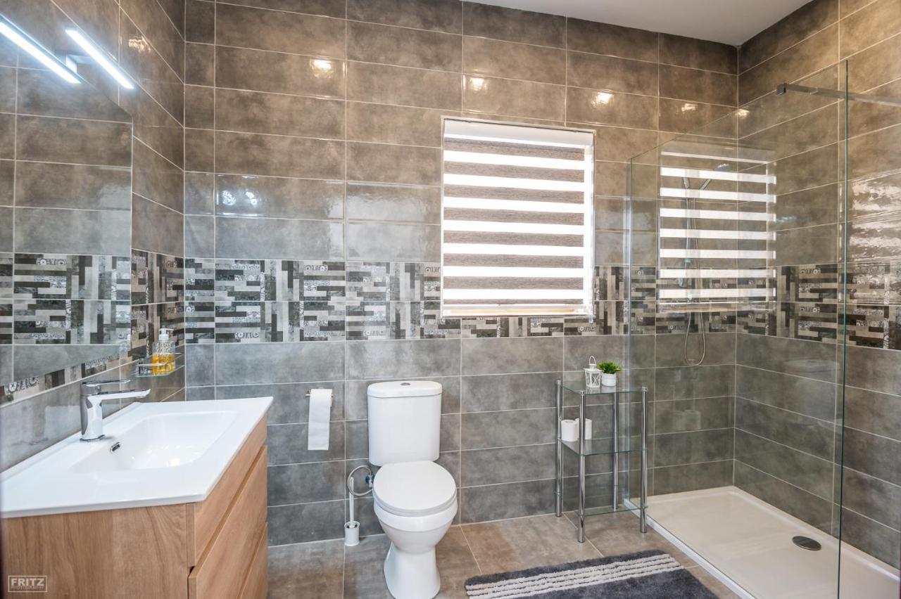 Close To Airport, Double Bedroom, Sofa-Bed, Private Bathroom For Adults And Children Aged 10 And Over Only Gudja Exterior photo